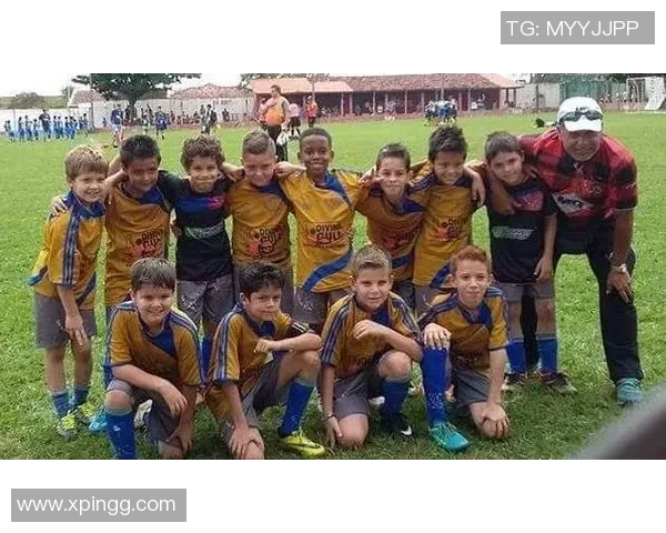 从菜鸟到巨星的逆袭之路揭秘那些曾被嘲笑的足球明星成长故事