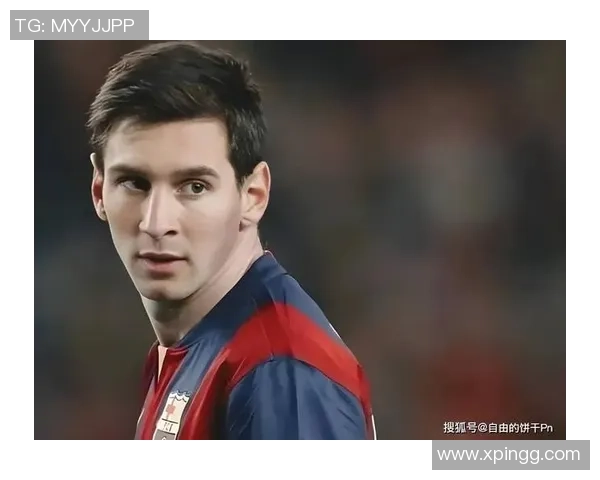 中间分头发的足球明星展现独特风格与球场魅力