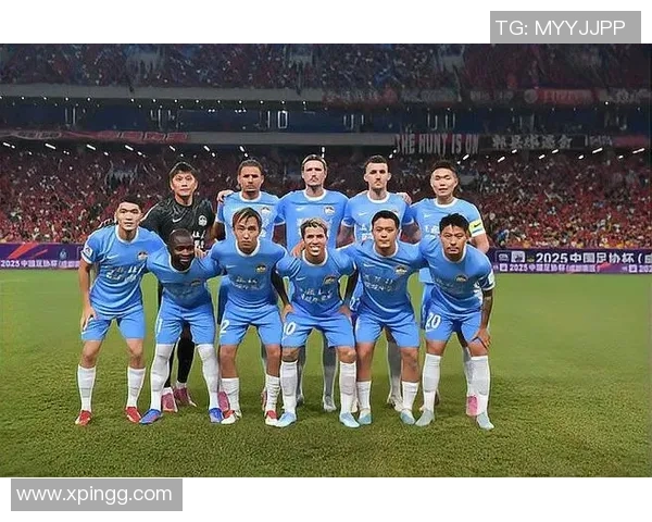 足球明星街头遭粉丝热情围堵要求合影瞬间引发热议 足球明星街头遭粉丝热情围堵要求合影瞬间引发热议